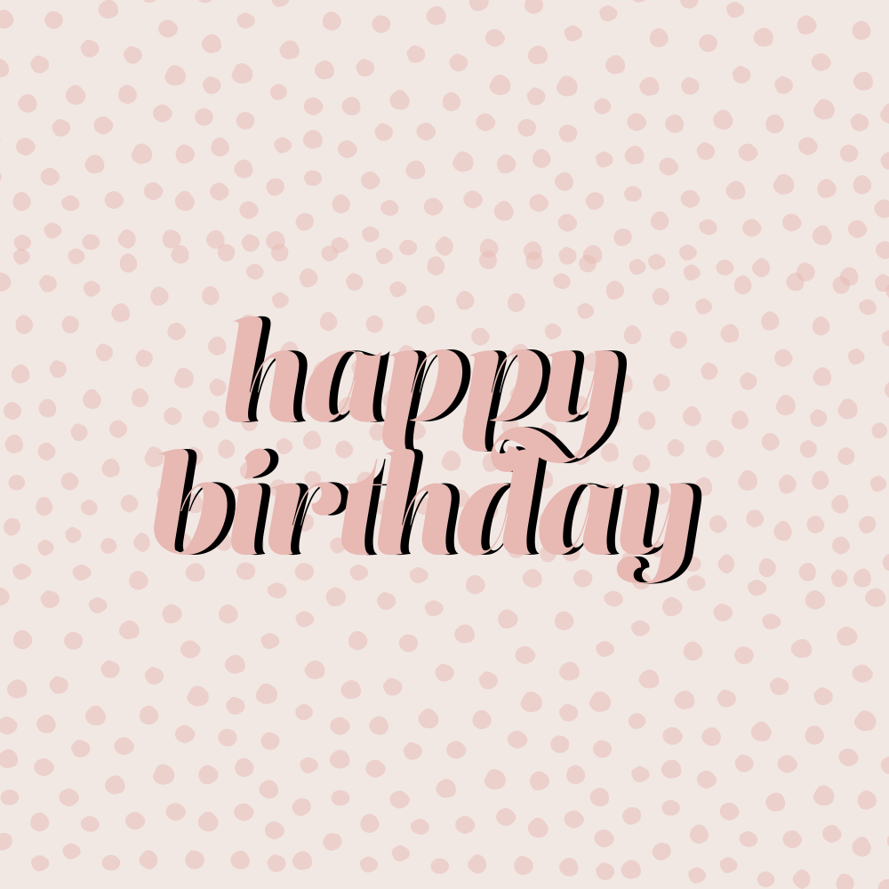 Kata-kata selamat ulang tahun dengan huruf merah muda di latar belakang polkadot pucat