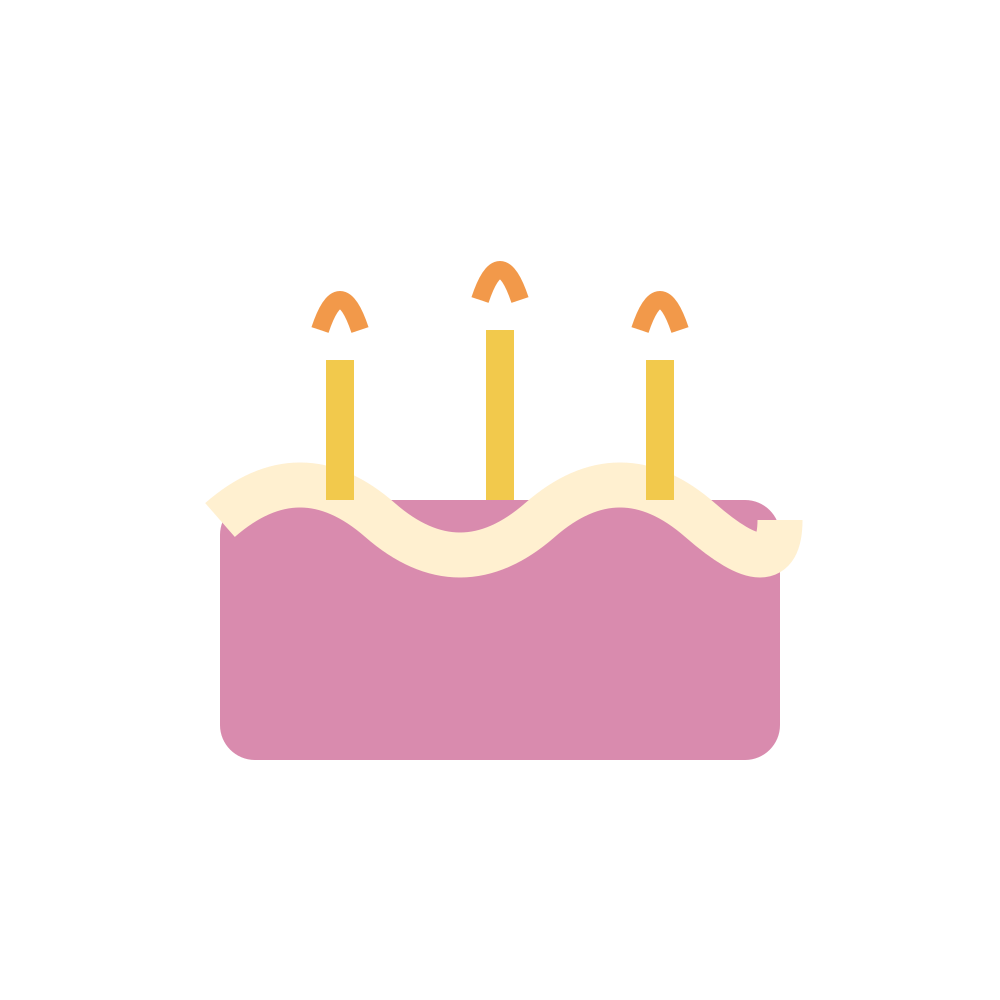 ピンクの誕生日ケーキに、黄色いキャンドルが3本灯り、クリーム色のフロスティングがついていました